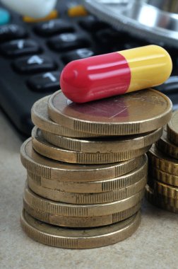 Sarı ve kırmızı kapsül Avro sikkelerinin üzerine yerleştirilmiş