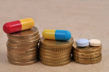 Avro para yığınlarının üzerine yerleştirilen ilaçlar