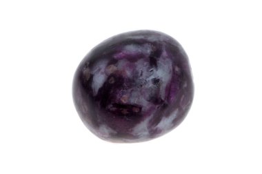 Takla atan lepidolit yakın plan beyaz arkaplanda izole edildi