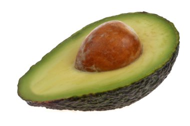 Yarım olgun avokado kesim ile kapalı pit-up beyaz arka plan izole