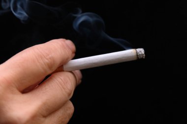 Siyah arka planda izole edilmiş yakın plan sigarası.