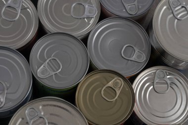 Arka planda yukarıdan görünen kapaklı teneke kutular