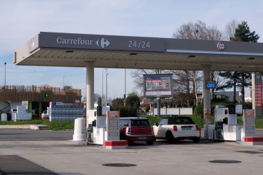 Vannes şehrindeki Carrefour benzin istasyonunda benzinle doldurulan arabalar.