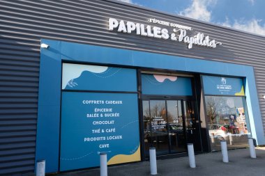 Facade of the Papilles et Papillotes store in Vannes clipart