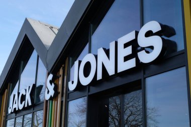 Vannes 'daki Jack & Jones mağazasının işareti