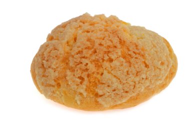 Ev yapımı choux pastanesi beyaz arka planda izole edilmiş.