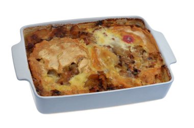 Beyaz arkaplanda izole edilmiş ev yapımı tartiflette