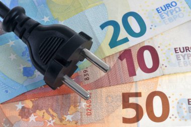 Avro banknotlarının üzerine döşenmiş elektrik kablolarının yakın plan görüntüleri