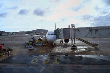 Gran Canaria havaalanının pistinde bir havaalanı geçidine bağlı uçak.