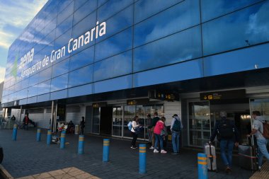 Gran Canaria havaalanının girişindeki gezginler. 