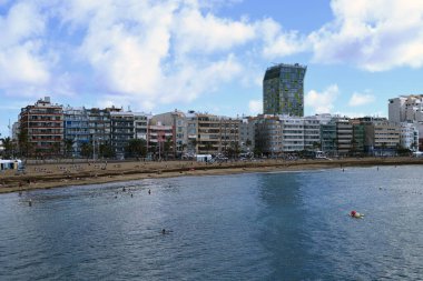 Las Palmas de Gran Canaria 'daki Las Canteras plajında turistler