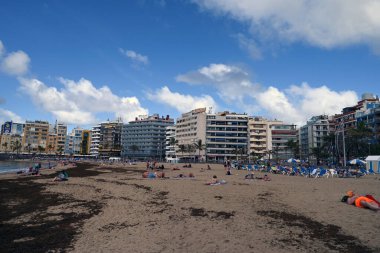 Las Palmas de Gran Canaria 'daki Las Canteras plajındaki turistler sular çekildiğinde