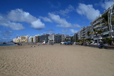 Las Palmas de Gran Canaria 'daki Las Canteras plajı bulutlu güneşli.