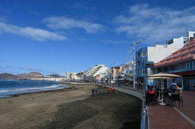 Las Palmas de Gran Canaria 'daki Las Canteras plajı boyunca kafe terası.