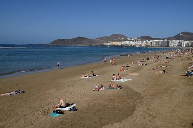 Las Canteras sahilindeki turistler güneşli bir günde Las Palmas de Gran Canaria 'da