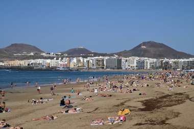 Las Canteras sahilindeki turistler güneşli bir günde Las Palmas de Gran Canaria 'da