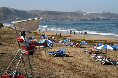 Las Palmas de Gran Canaria 'daki Las Canteras plajındaki yüksek sandalyesinde sahil cankurtaranı.