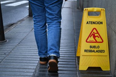 Kaldırımda yürürken, ispanyolca 