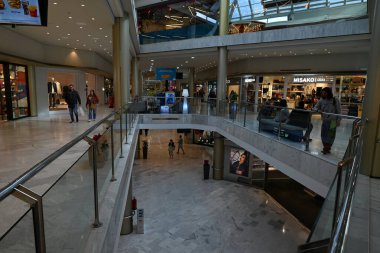 Las Palmas de Gran Canaria 'daki Las Arenas alışveriş merkezinin müşterilerle iç görünümü