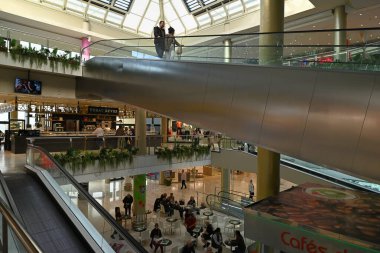 Las Palmas de Gran Canaria 'daki Las Arenas alışveriş merkezinin müşterilerle iç görünümü