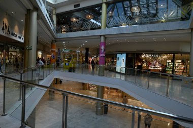 Las Palmas de Gran Canaria 'daki Las Arenas alışveriş merkezinin müşterilerle iç görünümü
