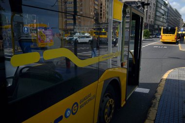 Guaguas Belediyeleri Las Palmas de Gran Canaria 'da bir sokakta toplu taşıma otobüsü