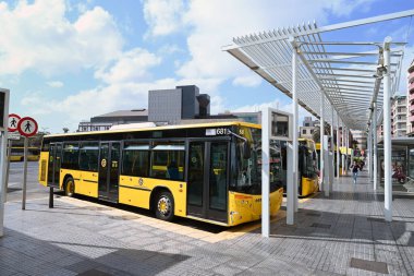 Las Palmas de Gran Canaria kentindeki Guaguas belediyelerinin toplu taşıma durağı San Telmo otobüs durağı