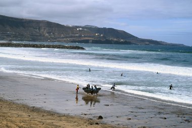 Las Palmas de Gran Canaria 'daki Las Canteras sahilinde sörfçüler