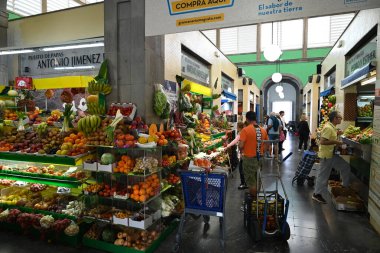 Las Palmas de Gran Canaria 'da bir meyve ve sebze dükkanı olan Vegueta pazarında müşteriler