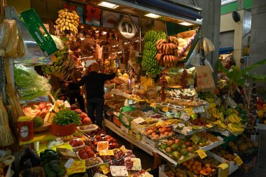 Las Palmas de Gran Canaria 'daki Vegueta pazarındaki bir meyve ve sebze dükkanında müşteriler