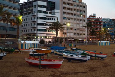 Las Palmas de Gran Canaria 'daki Las Canteras sahilinde akşam saatlerinde tekneler