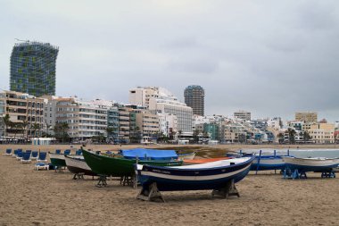 Las Palmas de Gran Canaria 'da bulutlu gökyüzü ile Las Canteras sahilinde tekneler