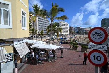 Las Palmas de Gran Kanarya Plajı ve terasları ile barlar ve restoranlar