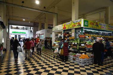 Las Palmas de Gran Canaria 'nın merkez pazarındaki bir meyve ve sebze dükkanının önündeki müşteriler