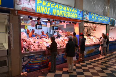 Las Palmas de Gran Canaria 'da bir balıkçının önündeki müşteriler.