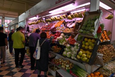 Las Palmas de Gran Canaria 'nın merkez pazarındaki bir meyve ve sebze dükkanının önündeki müşteriler