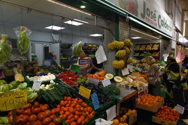 Las Palmas de Gran Canaria 'nın merkez pazarındaki bir meyve ve sebze dükkanının önündeki müşteriler