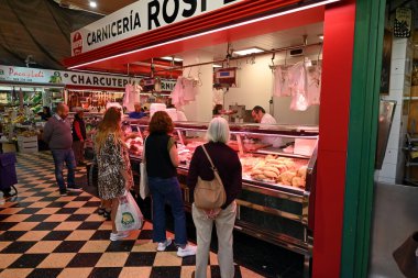 Las Palmas de Gran Canaria 'daki bir kasap dükkanının önünde müşteriler.