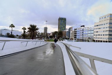 Atlantik dalgalarında yürüyen adam