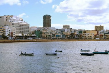 Las Canteras plajı Las Palmas de Gran Canaria 'daki binalarla dolu.