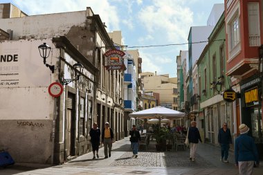 Las Palmas de Gran Canaria 'da Mendizabal caddesinde yürüyen turistler