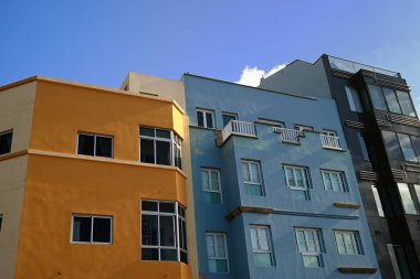 Las Palmas de Gran Canaria 'daki renkli binaların cepheleri