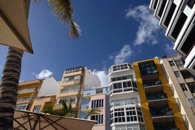 Las Palmas de Gran Canaria 'daki modern binaların düşük açılı görüntüsü
