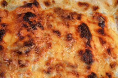 Arka planda erimiş peynirle sırıtış