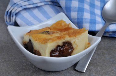 Bir parça Breton uzak bir yerde, kepçeli bir kepçeyle yakın çekimde.