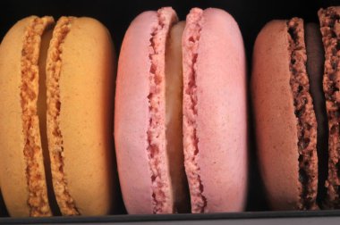 Arka planda farklı aromalı makarnalar