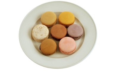 Beyaz arka planda izole edilmiş farklı aromalı badem kurabiyeleri.