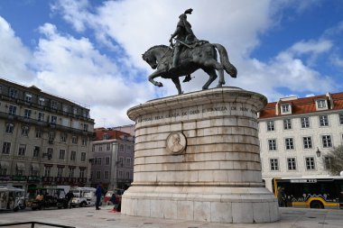 Figueira Meydanı 'nda Leopoldo Neves de Almeida' nın bronz atlı heykeli I. Joao
