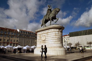 Figueira Meydanı 'nda Leopoldo Neves de Almeida' nın bronz atlı heykeli I. Joao