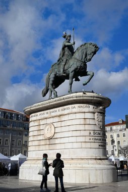 Figueira Meydanı 'nda Leopoldo Neves de Almeida' nın bronz atlı heykeli I. Joao